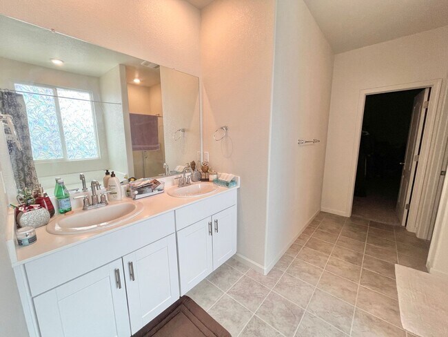 Building Photo - Stunning 5-bedroom, 3-bathroom residence with Solar!