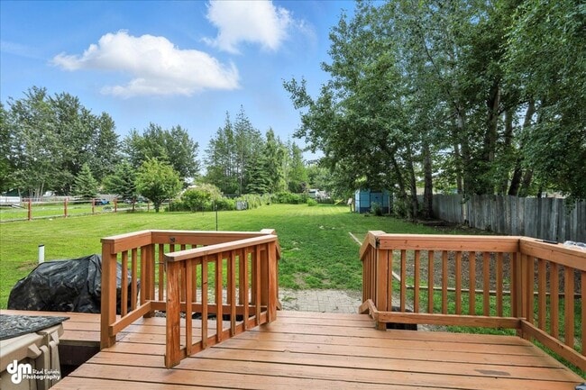 Building Photo - Spacious Palmer Home!