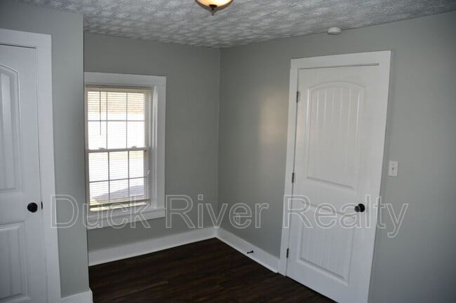 Building Photo - 211 W 10th St