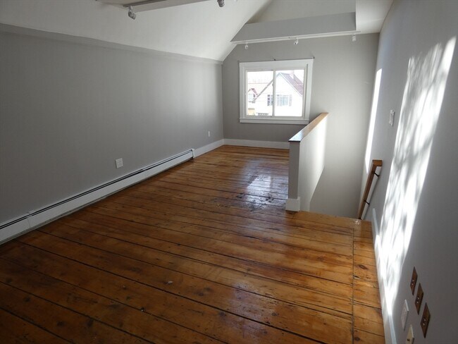 Building Photo - 98 Maple St