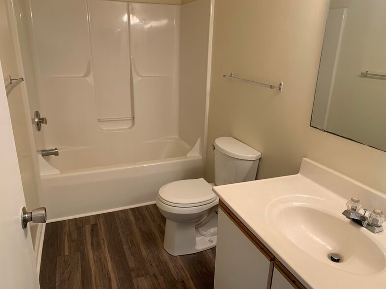 Building Photo - 415 Laurence Ln