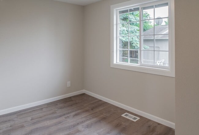 Building Photo - Fully remodeled & move in ready 3 bed 1 ba...