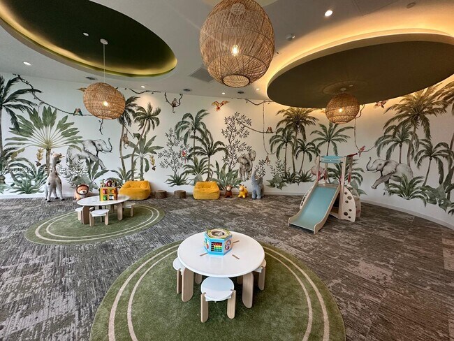 Building Photo - 700 NE 24th St