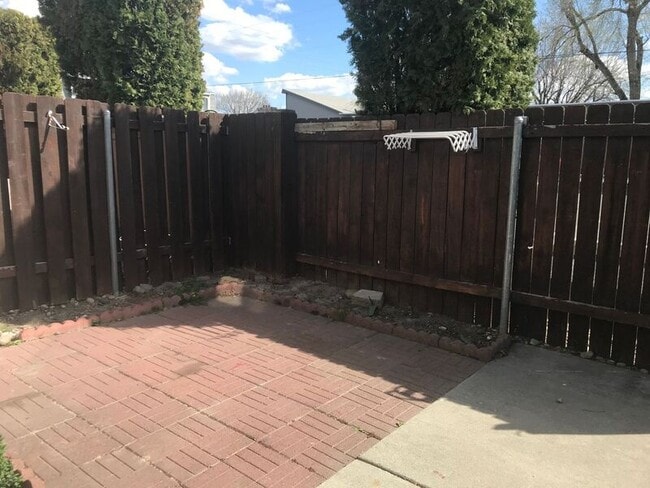 Building Photo - 400 S Morain St