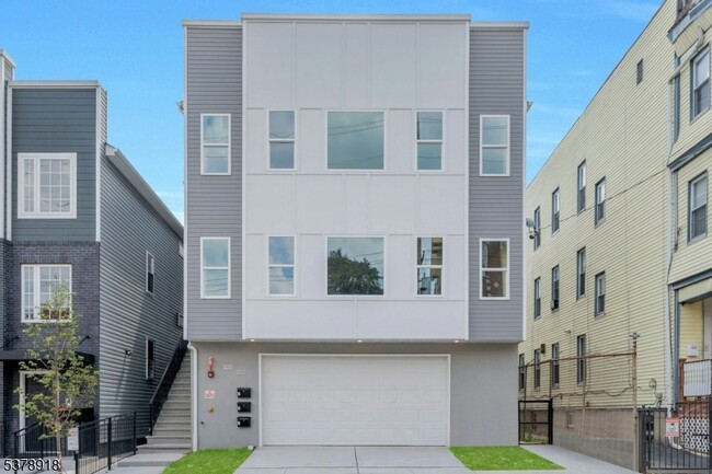 Primary Photo - 320 Hawthorne Ave