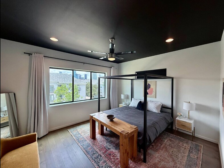 Building Photo - 513 Memorial Heights Dr