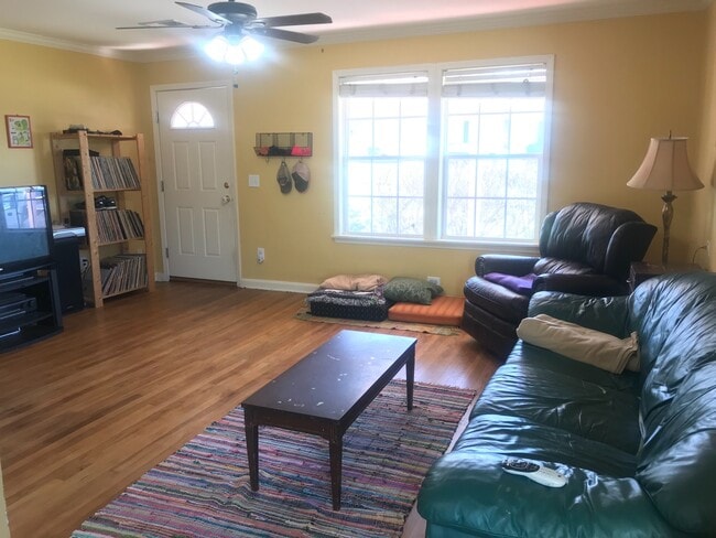 Building Photo - 306 19th St E