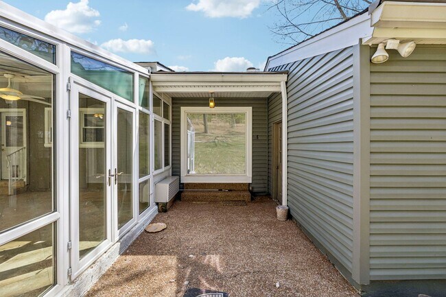 Building Photo - Experience the perfect blend of privacy and open space in this beautifully maintained 3-bedroom, ...