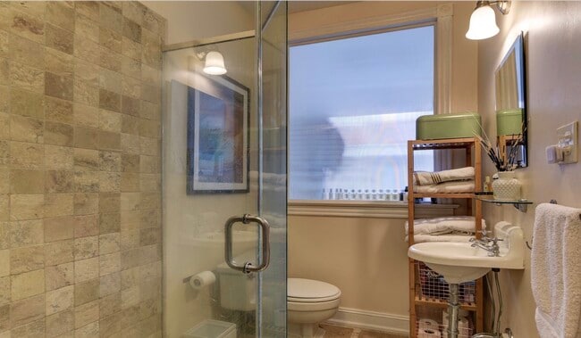 Building Photo - 7106 Maple Ave