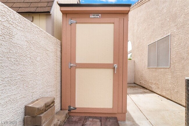 Building Photo - 812 Seco Verde Ave