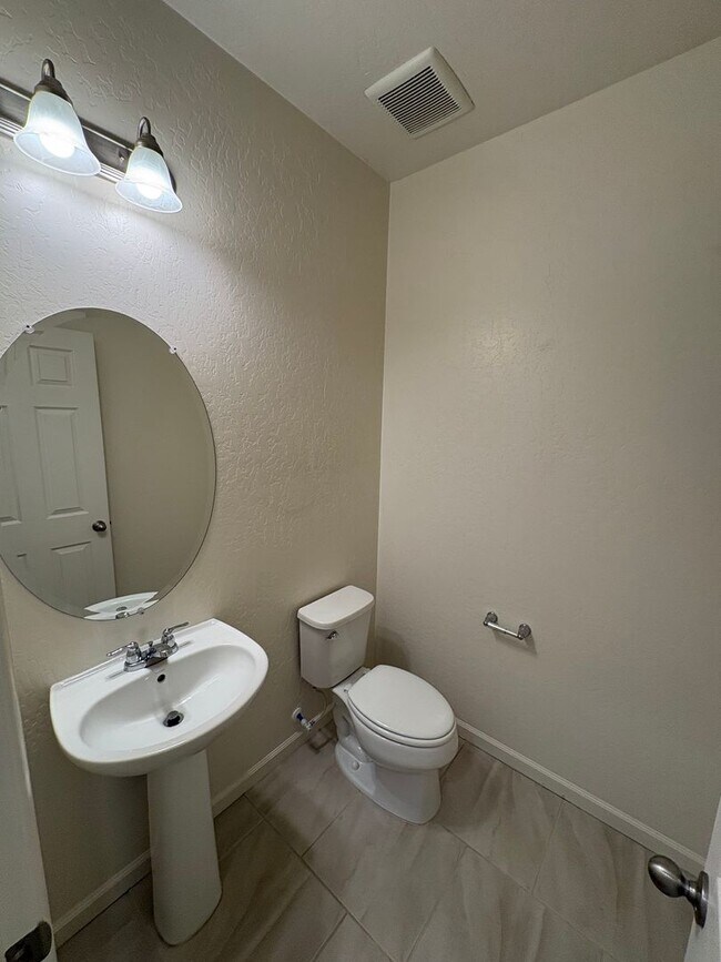 Building Photo - Comfortable NW Visalia Home Rent Ready!