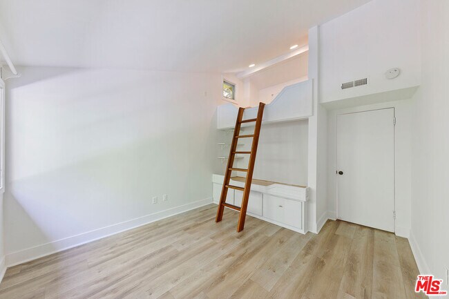 Building Photo - 6328 Frondosa Dr