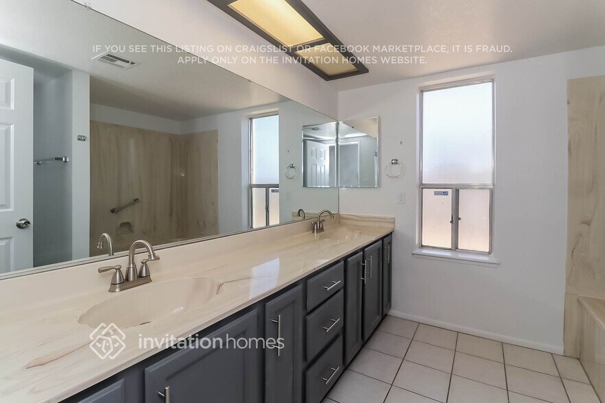 Building Photo - 1208 W Topeka Dr