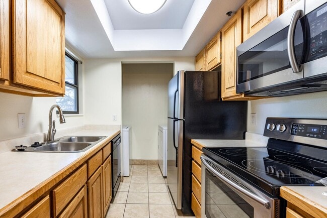 Building Photo - Top Floor Condo Near Bus Line