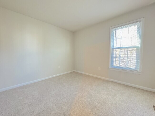 Building Photo - Lake Ridge Gem: Your Inviting Home Awaits!