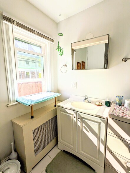 Building Photo - 920 E Railroad Ave