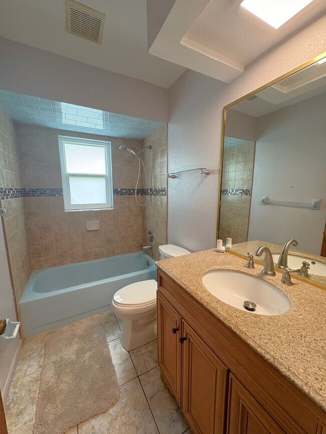 Building Photo - Spacious Florida Home Available Now!