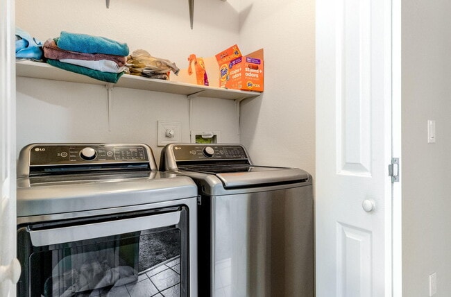 Building Photo - 1221 Paisano St NE