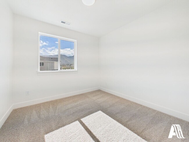 Building Photo - 453 E 650 N
