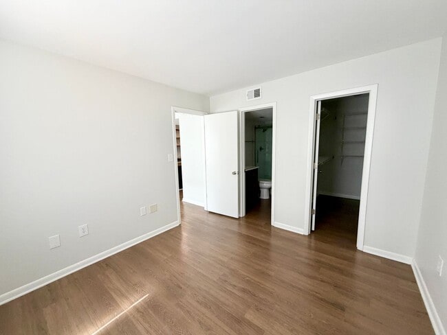 Building Photo - Five Points / USC Campus