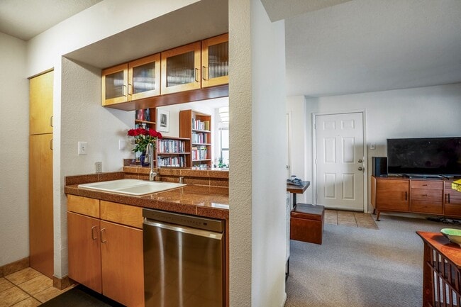 Building Photo - Light-Filled Upstairs Condo in a Prime Loc...