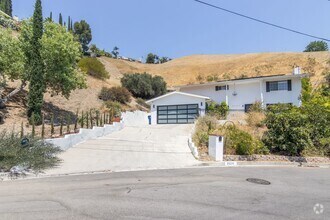Building Photo - Refreshed 5-bedroom, 3-bathroom home locat...