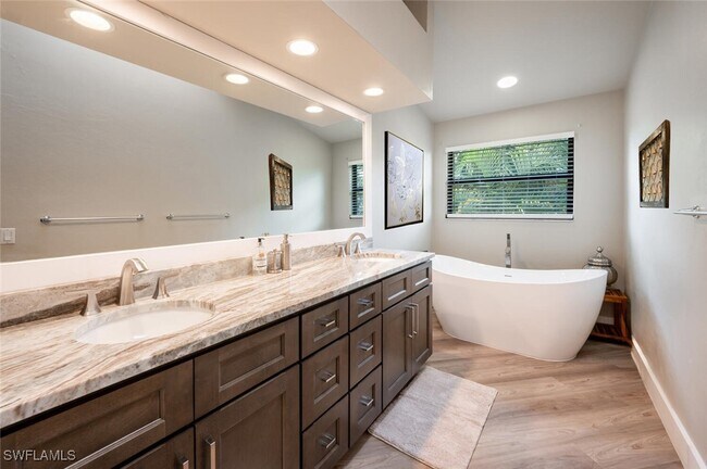 Building Photo - 27113 Oakwood Lake Dr