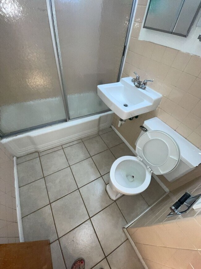 Building Photo - STUDENTS WELCOME! Campus West 5 Bed 2 Bath Ranch w/ Finished Basement