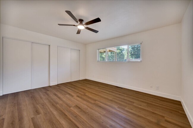 Building Photo - Renovated 2 Bedroom Condo Located on the F...