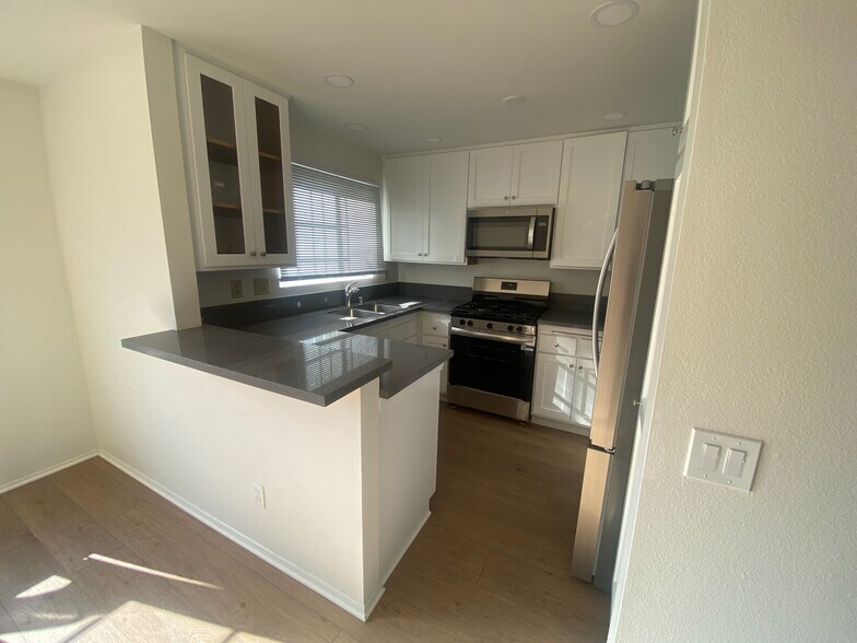 Building Photo - 2800 Plaza del Amo