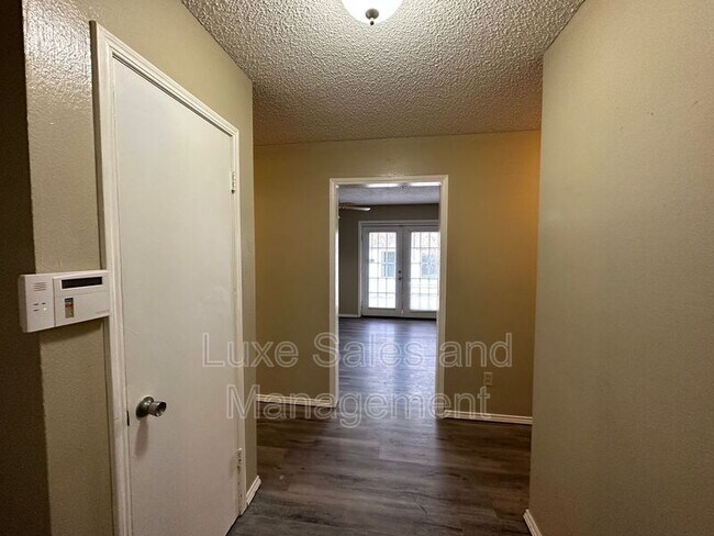 Building Photo - 621 Lotus Ave