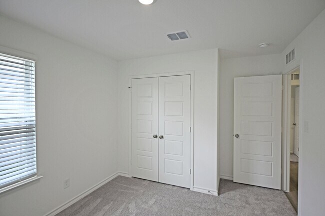 Building Photo - 951 Bluegrass Pt