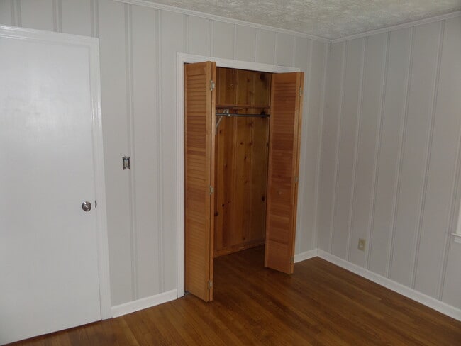 Building Photo - Nice 2 bed 1 bath brick ranch located in M...
