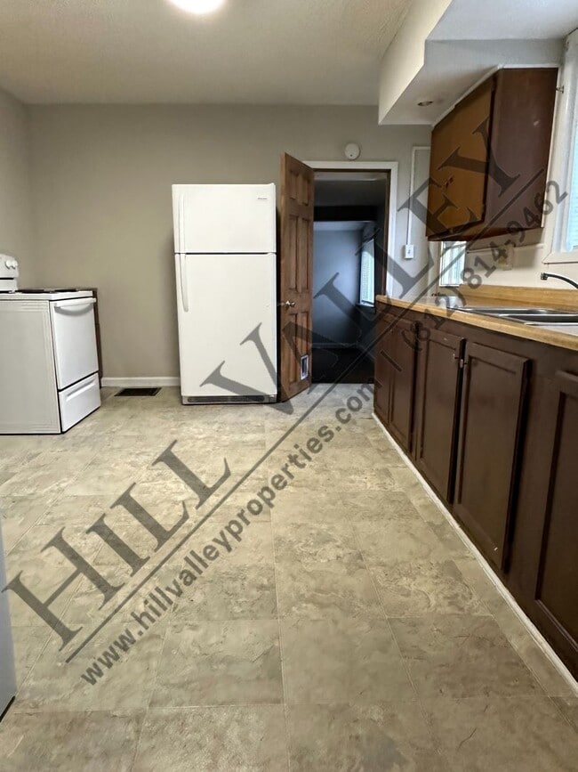 Building Photo - Three bedroom close to Downtown and ISU