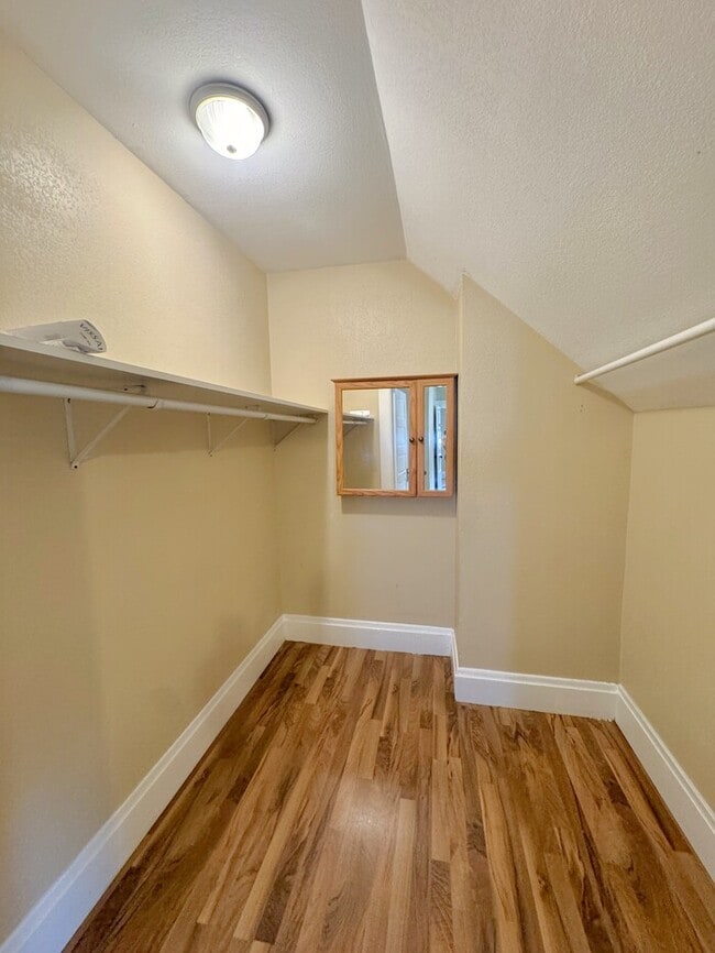 Building Photo - 6 Bedroom on Campus