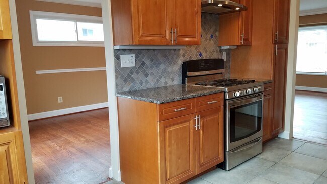 Building Photo - Spacious single family home in established Rockville neighborhood available now!