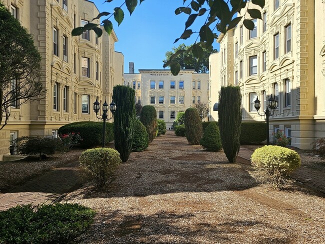 Building Photo - 1856 Beacon St