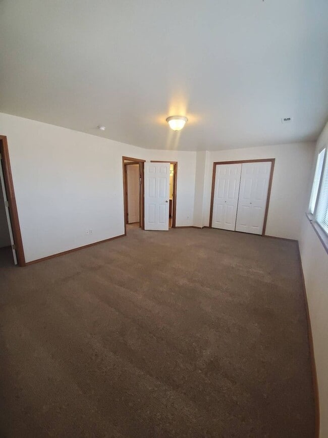 Building Photo - 1306 S Skyline Dr