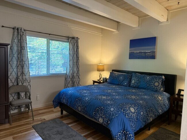 Building Photo - Centrally located townhouse in Incline Village