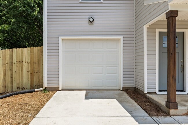 Building Photo - 2621 Midland Ave