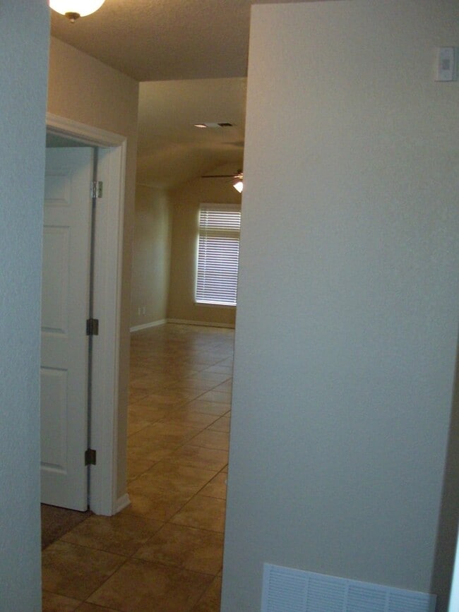 Building Photo - 2 Bed/2 Bath Duplex in Trimmier Estates!