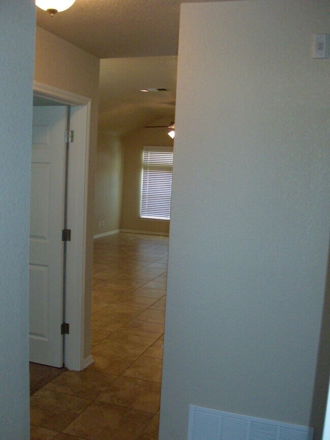 Building Photo - Adorable 2 Bed/2 Bath Duplex in Trimmier Estates!