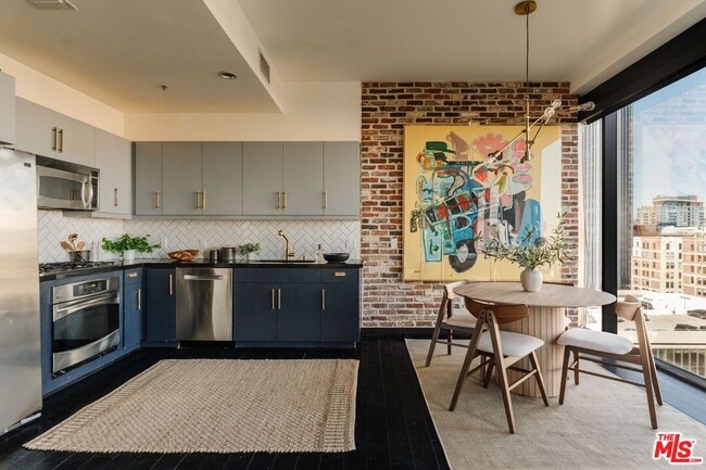 Building Photo - 655 S Hope St