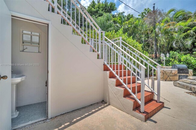 Building Photo - 1525 Trevino Ave