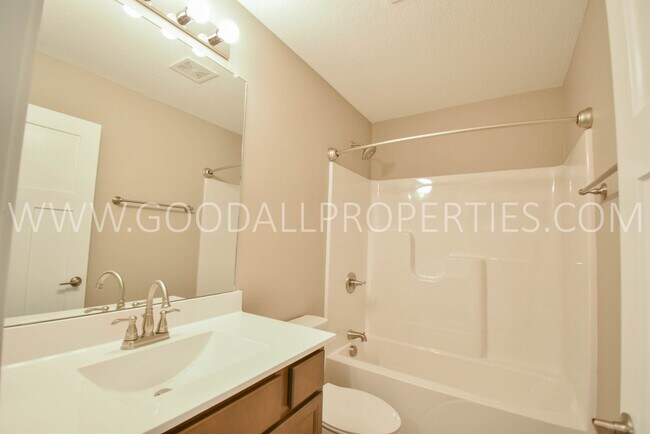 Building Photo - 3 Bedroom, 2 Bathroom Single Family Ranch with 2-Car attached garage
