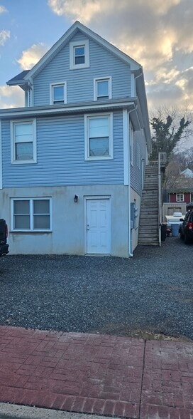 Building Photo - 225 Bay Ave