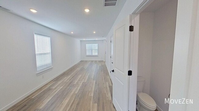 Building Photo - 275 Vanderbilt Rd