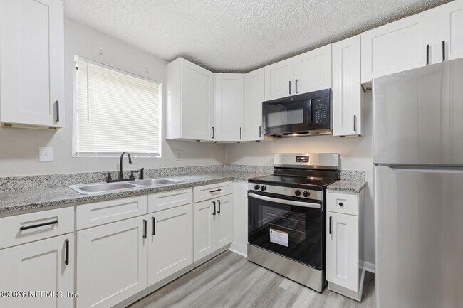 Building Photo - 2002 St Clair St