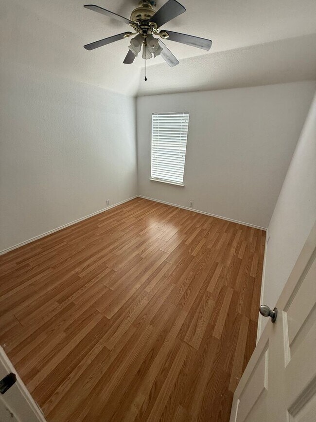 Building Photo - MOVE IN SPECIAL! $500.00 OFF 1ST FULL RENT...