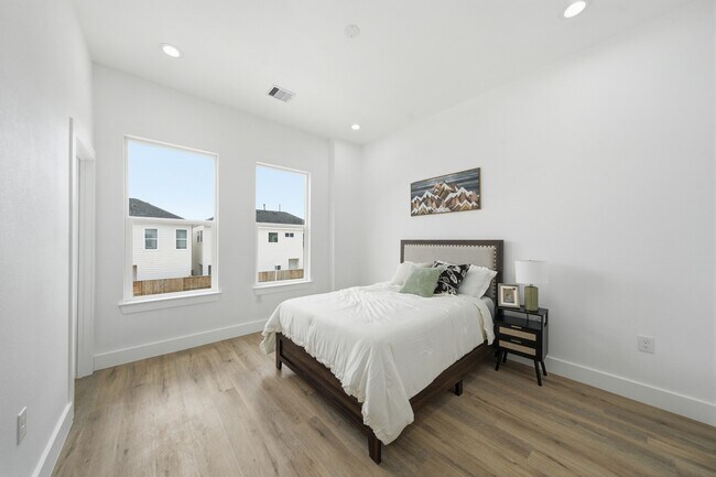 Building Photo - 8910 Knoll Leaf Dr